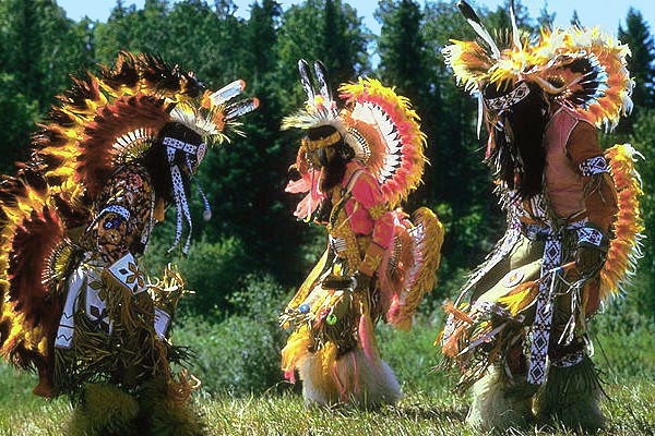 Обряд заклинания у североамериканских индейцев в процессе ритуала калюмета